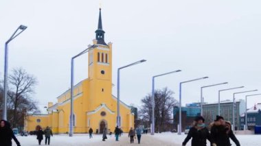 Tallinn, Estonya - 25 Aralık 2018: Saint John Kilisesi 'nin Özgürlük Meydanı' ndaki hızlandırılmış videosu