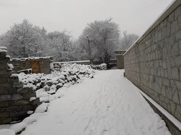 Neve Coberta Com Uma Bicicleta — Fotografia de Stock