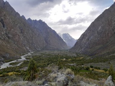 Güzel manzaralı bir dağ manzarası, karlı tepeleri ve vadisi olan.