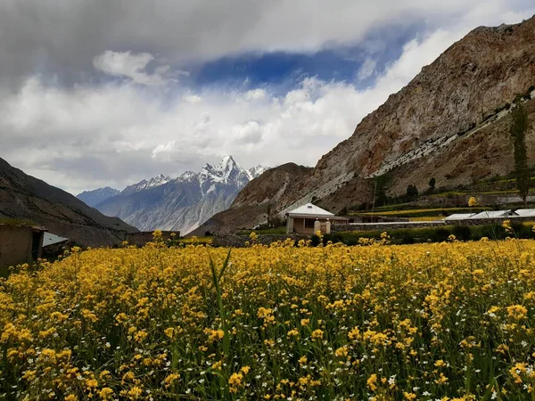 Beau Paysage Avec Une Montagne Petit Village — Photo