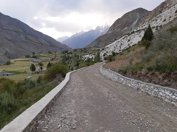 Dağlardaki dağ yolu.
