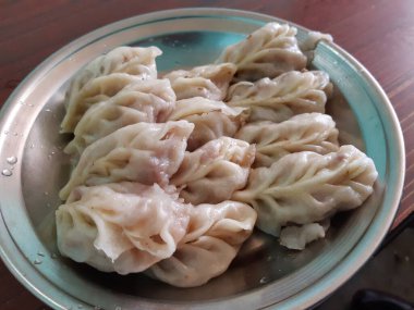 Tabağında sos olan tavuk köftesi.