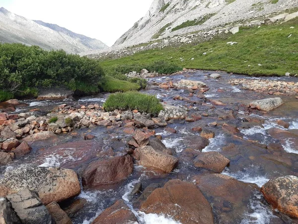 Dağlardaki dağ nehri
