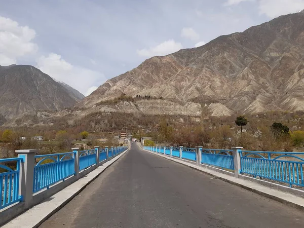 Dağlarda yol