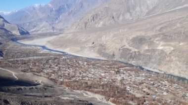 Güzel dağ manzarası, ormandaki yol..