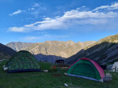 Çadırlı ve dağlı güzel bir manzara.