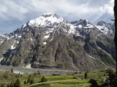 Dağları ve bulutları olan güzel bir manzara
