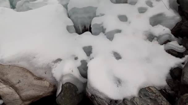 Rio Coberto Neve Com Pedras Brancas Gelo Congelado — Vídeo de Stock