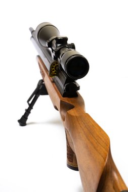 Çift ayaklı uzun menzilli bir havalı tüfek ve beyaz arka planda optik görüş ve bipodlar ve beyaz üzerinde optik görüş. 