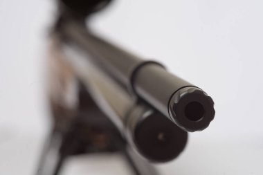 Çift ayaklı uzun menzilli bir havalı tüfek ve beyaz arka planda optik görüş ve bipodlar ve beyaz üzerinde optik görüş. 