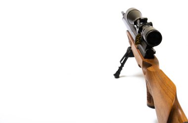 Beyaz arka planda optik görüşü olan atış poligonunun havalı tüfeği.