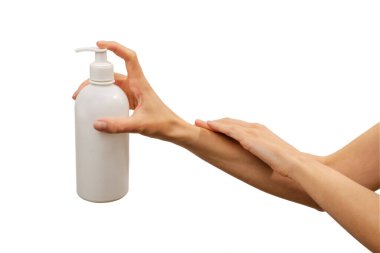 Beyaz plastik bir şişe tutan eller.