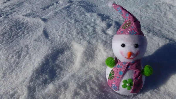 Muñeco Nieve Con Una Gorra Rosa Sobre Fondo Nieve — Foto de Stock