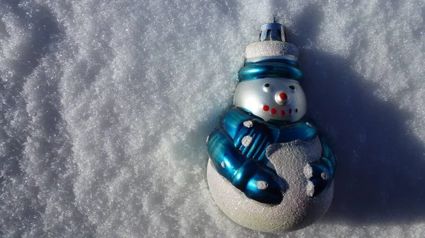 Blue Toy Snowman White Snow — Zdjęcie stockowe