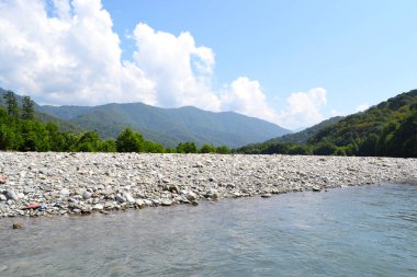 Manzara, dağlar, nehir ve gökyüzü. Sochi 'nin doğası. Krasnodar bölgesi.