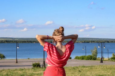 # Nehrin kenarındaki sette genç bir kız #