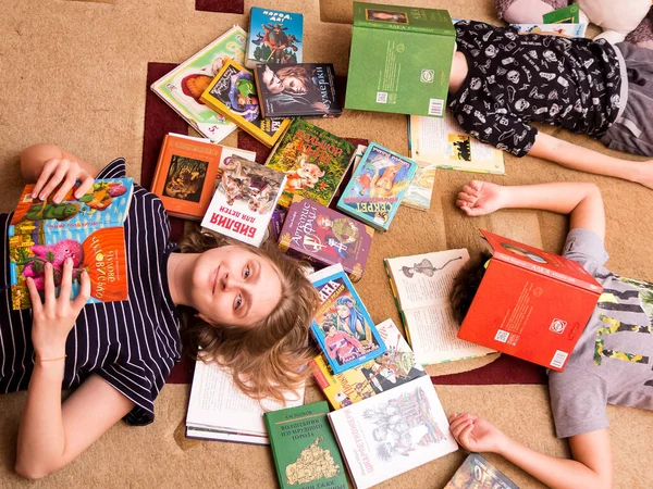 Niños Con Libros Leídos —  Fotos de Stock