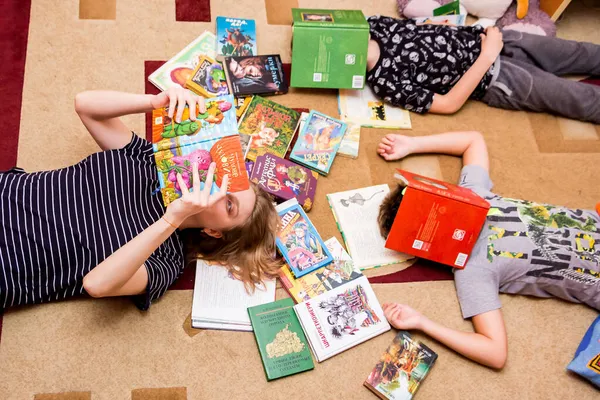 Chica Joven Con Hermanos Leyendo Libros —  Fotos de Stock