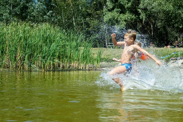 Αγόρια Τρέχουν Στο Νερό Μια Λίμνη Του Δάσους Μια Ζεστή — Φωτογραφία Αρχείου