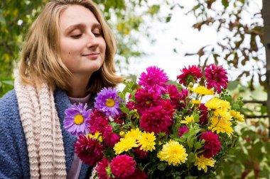 Sonbahar çiçekli bir kız.          