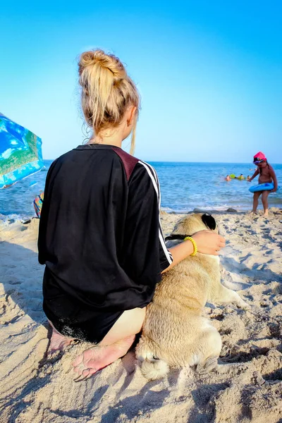 Mädchen Mit Einem Niedlichen Roten Mops Sitzt Ufer Seestück — Stockfoto