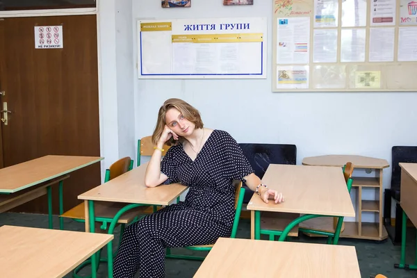 Studentin Sitzt Nach Dem Unterricht Publikum Schreibtisch — Stockfoto