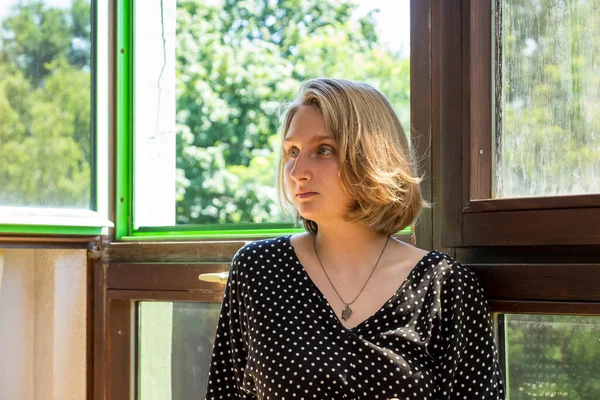 Studentin Sitzt Nach Dem Unterricht Auf Der Fensterbank Fenster Publikum — Stockfoto