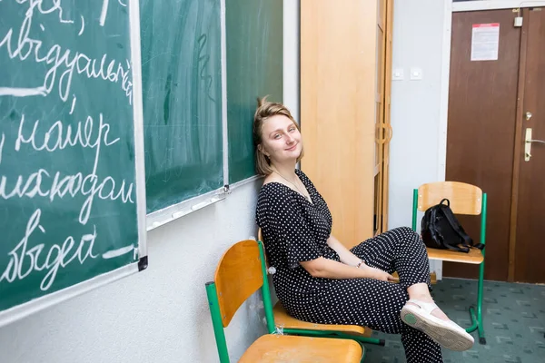 Studentin Sitzt Nach Dem Unterricht Grünen Brett Publikum — Stockfoto