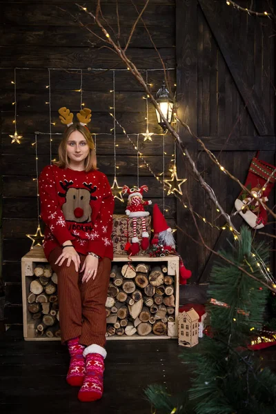 Una Niña Aro Cuernos Ciervo Suéter Rojo Año Nuevo Sienta —  Fotos de Stock