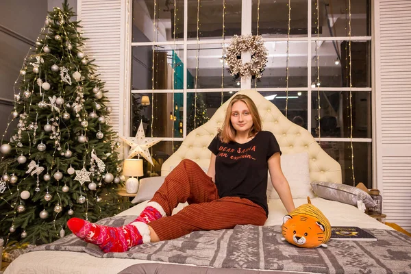 Egy Lány Egy Karácsonyfánál Egy Kandalló Ágyon Szilveszterkor — Stock Fotó