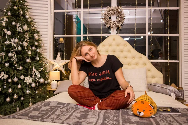 Egy Lány Egy Karácsonyfánál Ágyon Szilveszterkor — Stock Fotó