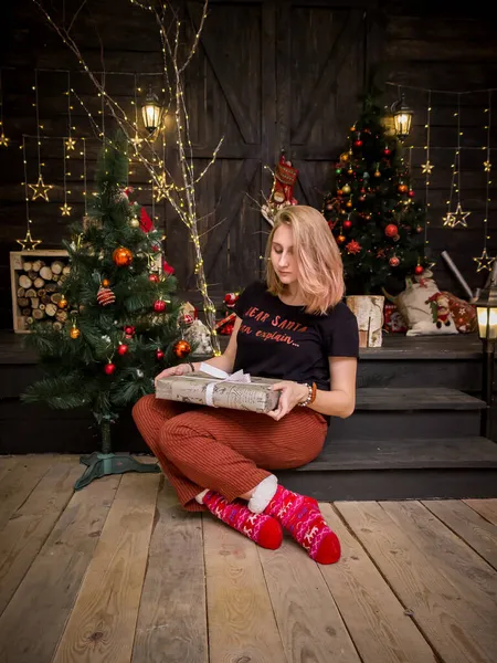 Egy Lány Egy Karácsonyfa Mellett Szilveszterkor Egy Ajándékkal — Stock Fotó