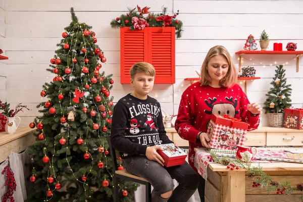 Niño Niña Suéter Año Nuevo Sienta Una Silla Para Nuevo —  Fotos de Stock