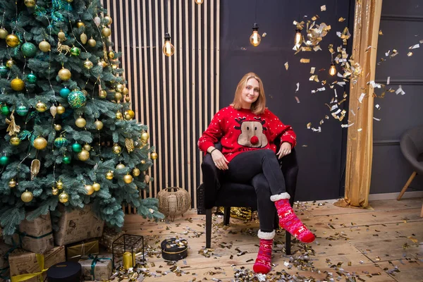 Niña Bajo Árbol Navidad Bajo Los Destellos Voladores Oropel — Foto de Stock