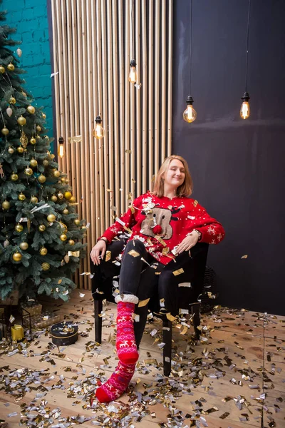 Lány Karácsonyfa Alatt Repülő Csillogás Tinsel — Stock Fotó