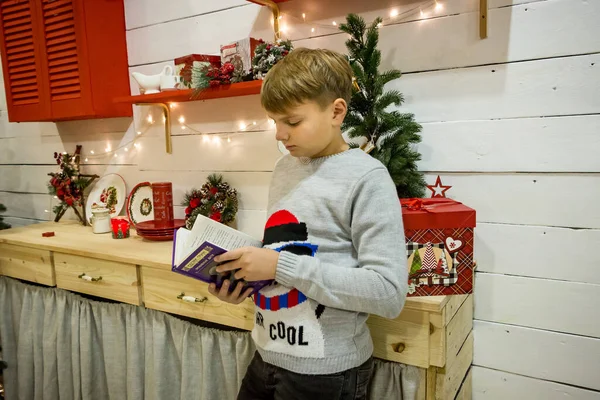 Niño Leyendo Libro Las Decoraciones Año Nuevo —  Fotos de Stock