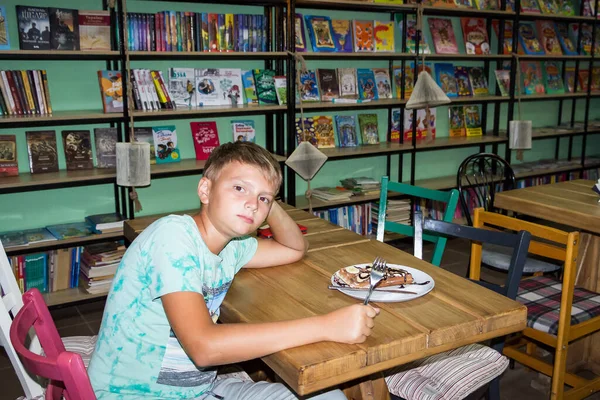 Menino Com Prato Waffles Vienenses Sentado Uma Mesa Carvalho Café — Fotografia de Stock