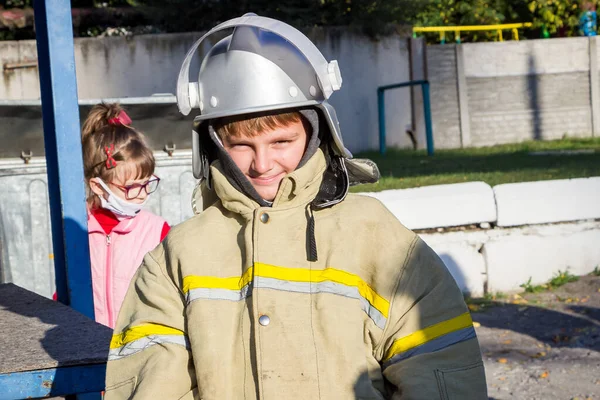 Uczeń Chłopiec Wycieczki Garniturze Strażaka Straży Pożarnej Mieście — Zdjęcie stockowe