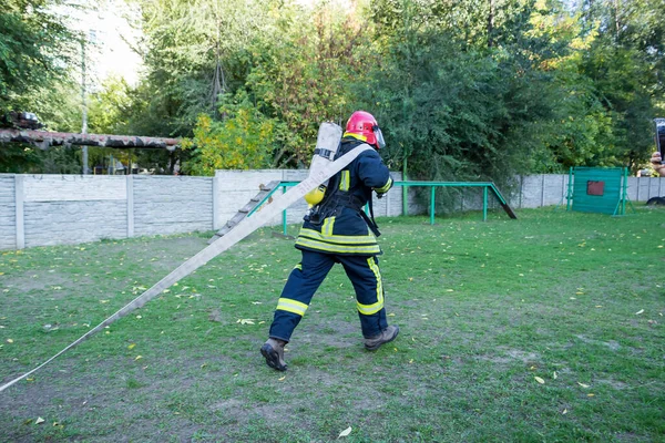 Bölgedeki itfaiyecilerin simülatörlü itfaiye eğitimi.
