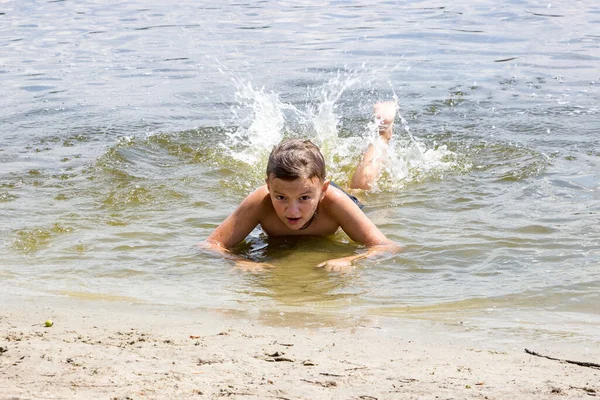 Garçon Nage Dans Rivière Allonge Sur Rivage Soulève Des Éclaboussures — Photo