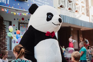 Büyük ayı, Panda, bebek, animatör, çocuk merkezinde çocukları eğlendiriyor, eğlence, dekorasyon, yaz, dışarıda, eğlence