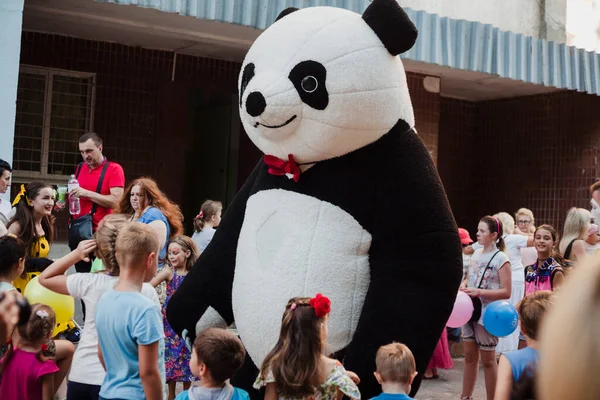 Büyük ayı, Panda, bebek, animatör, çocuk merkezinde çocukları eğlendiriyor, eğlence, dekorasyon, yaz, dışarıda, eğlence