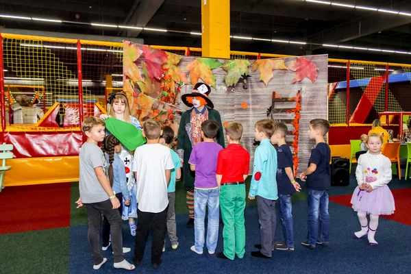 Çocuk Çocuk Merkezindeki Çocuklar Animatörlerle Bir Arayış Içindeler — Stok fotoğraf