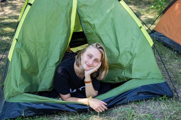 Yeşil Bir Çadırda Genç Bir Kız Öğrenci Kamp Yapıyor — Stok fotoğraf