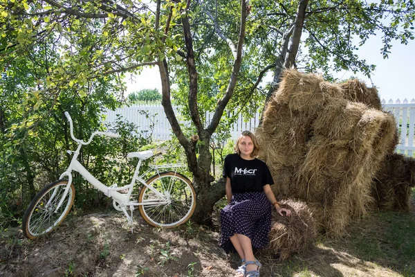 여대생 여름에 마을의 있습니다 페인트 자전거 옆에요 — 스톡 사진