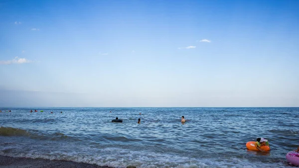 Koupání Lidí Moři Obloze Mraky — Stock fotografie