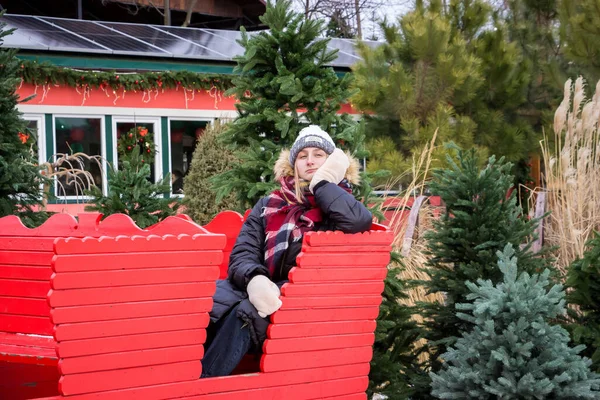 Chica Sienta Trineo Invierno Parque — Foto de Stock