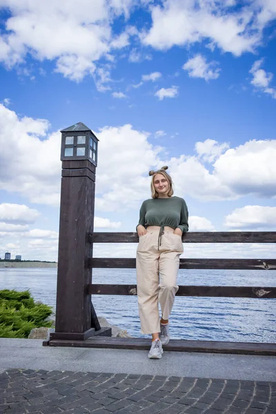 Dívka Stojí Dřevěném Mostě Řeky Létě — Stock fotografie