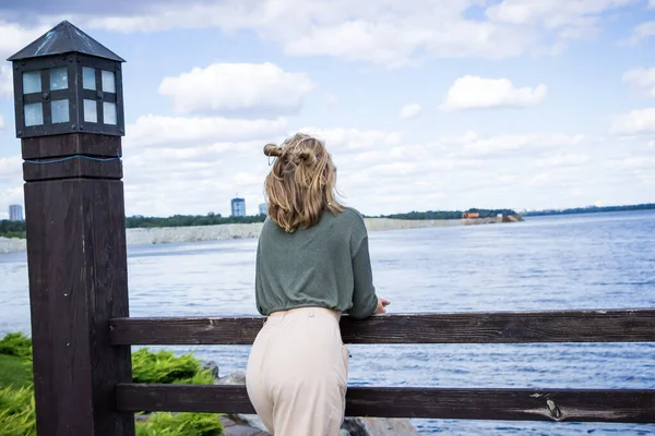 Ein Mädchen Steht Sommer Auf Einer Holzbrücke Fluss — Stockfoto