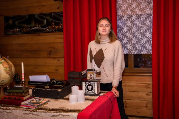 Mädchen Winterlicher Blockhütte Steht Einem Tisch Mit Seltenem Telefon Büchern — Stockfoto
